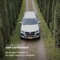 Camioneta recorriendo un camino rodeado de naturaleza