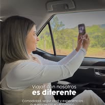 Pasajera disfrutando del viaje dentro del vehículo