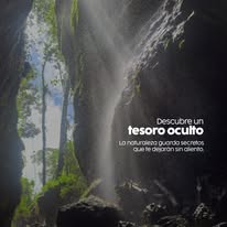 Cascada y luz entrando en cueva en Antioquia